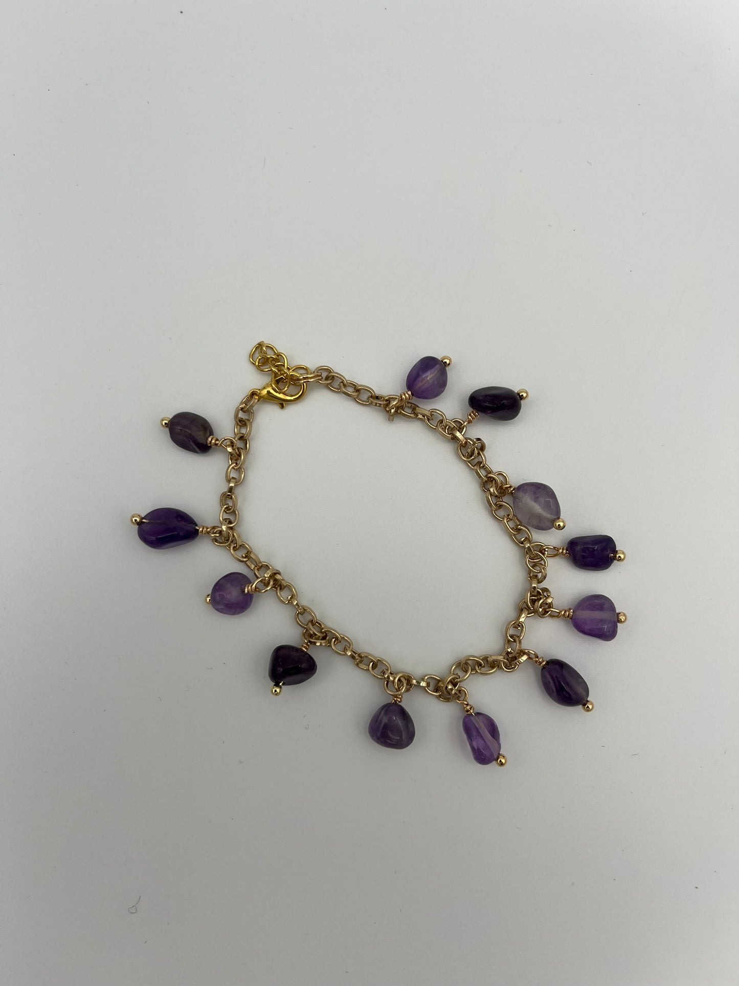 Bedelarmband met amethyst hangers